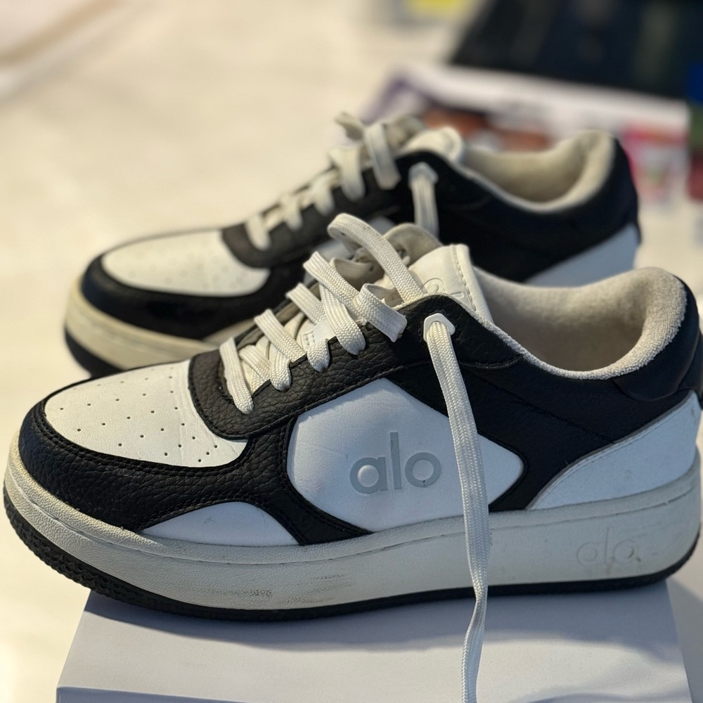 🌸 ALO 🌸Yoga Black and White Classic Sneakers